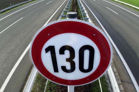 Знак ограничения скорости на автомагистрали