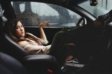 Девушка слушает аудиокнигу в автомобильной пробке