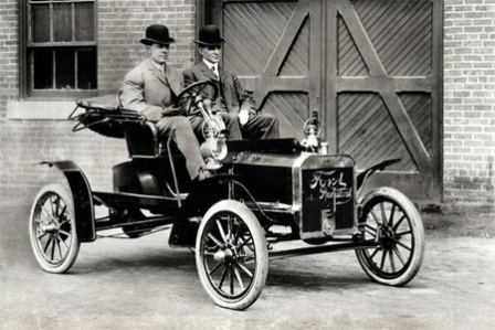Генри Форд на автомобиле