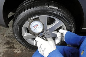 Проверка давления в шинах