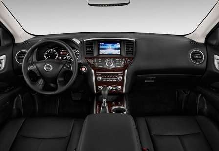 Салон гибридного Nissan Pathfinder 2014