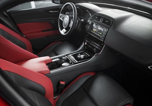 Салон Jaguar XE 2015